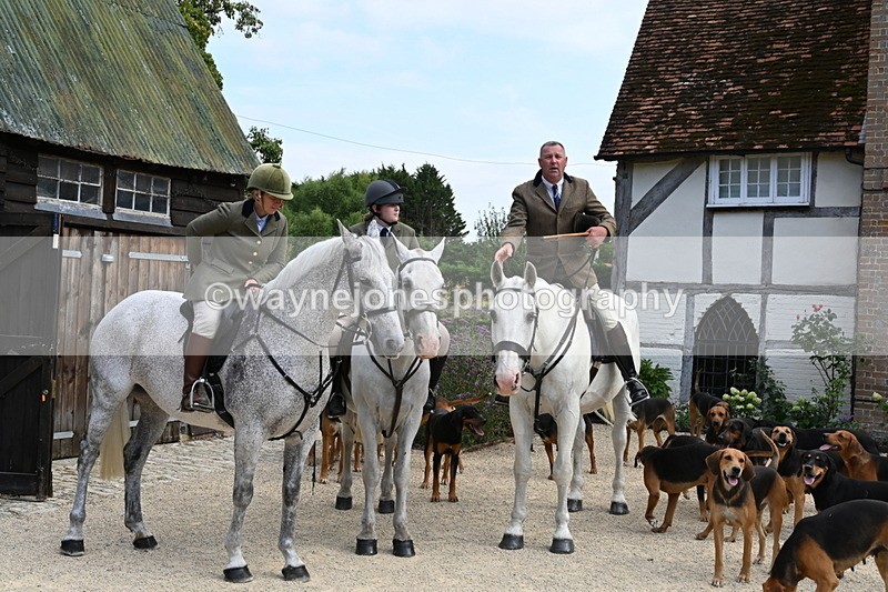 WJ6_3809 - Berks & Bucks - The Old farmhouse - Hound Exercise 20-08-25