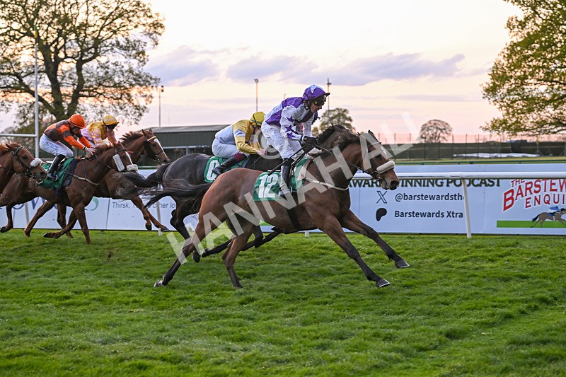 220425-Race 8-Dumfries-9639 - Race 8