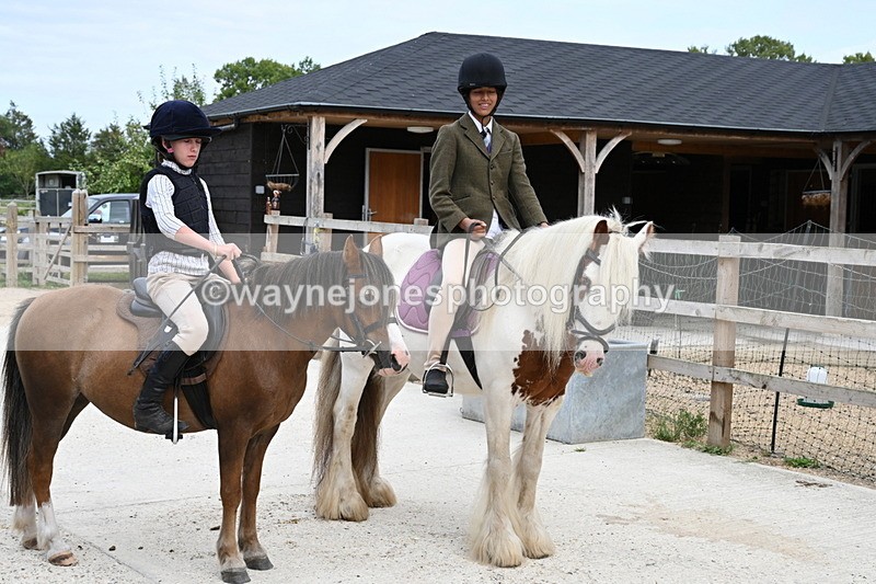 WJ6_3790 - Berks & Bucks - The Old farmhouse - Hound Exercise 20-08-25