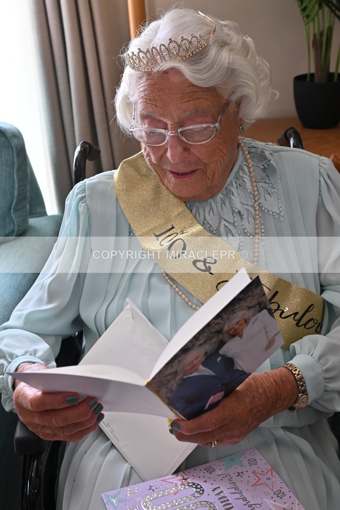 AM3_0900 - Iris and Betty.