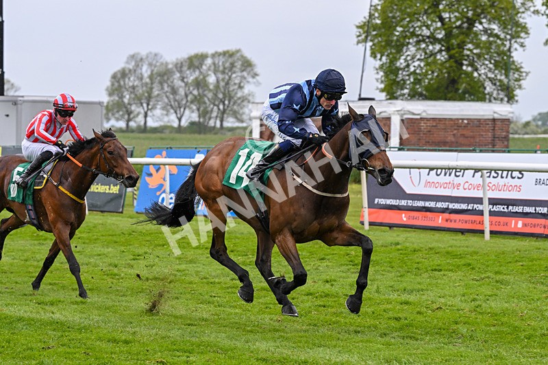 160526-Rcae 8-Run This Way-0227 - Race 8 5.57pm Sky Bet Build A Bet Handicap