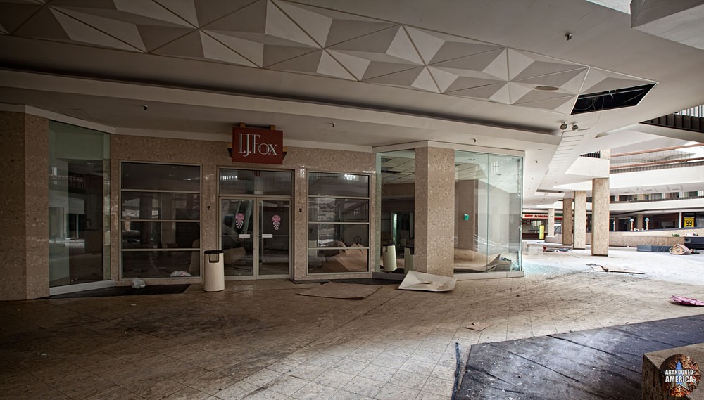 Randall Park Mall (North Randall, OH) | I.J. Fox Entrance - Randall Park Mall