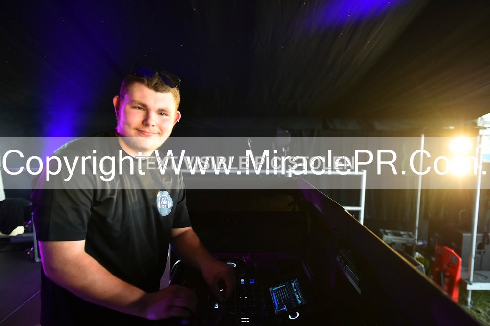 SH4_9942 - Tj the DJ