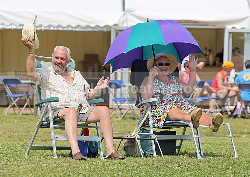 130706 SPECTATORS WT7A0798 - HENLEY ROYAL REGATTA - Saturday 6th July 2013