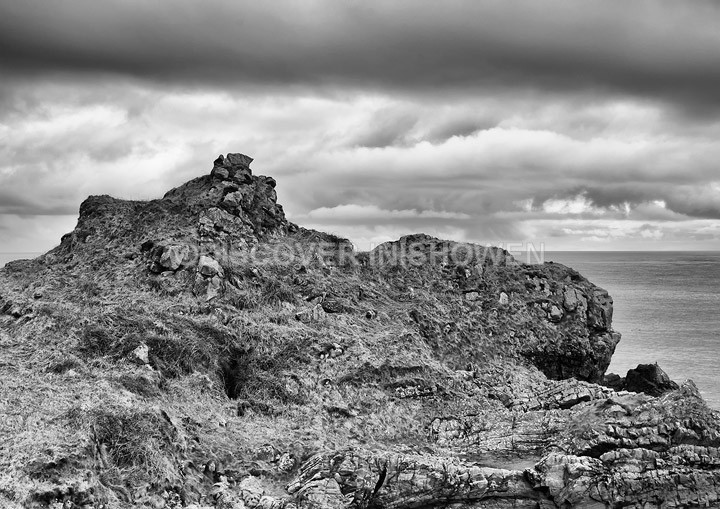Promontory fort, Dunroos - Inishowen peninsula- B&W