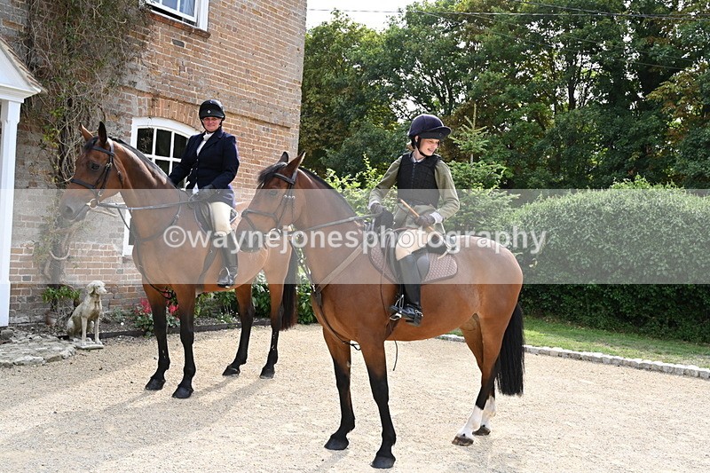 WJ6_3468 - Berks & Bucks - The Old farmhouse - Hound Exercise 20-08-25