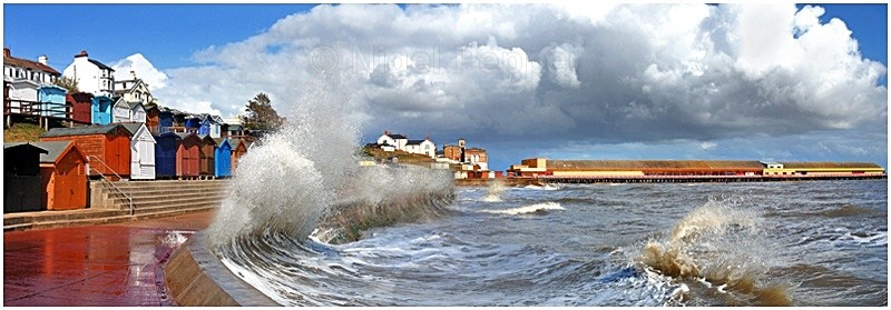 Breaking Wave - Dramatic Weather