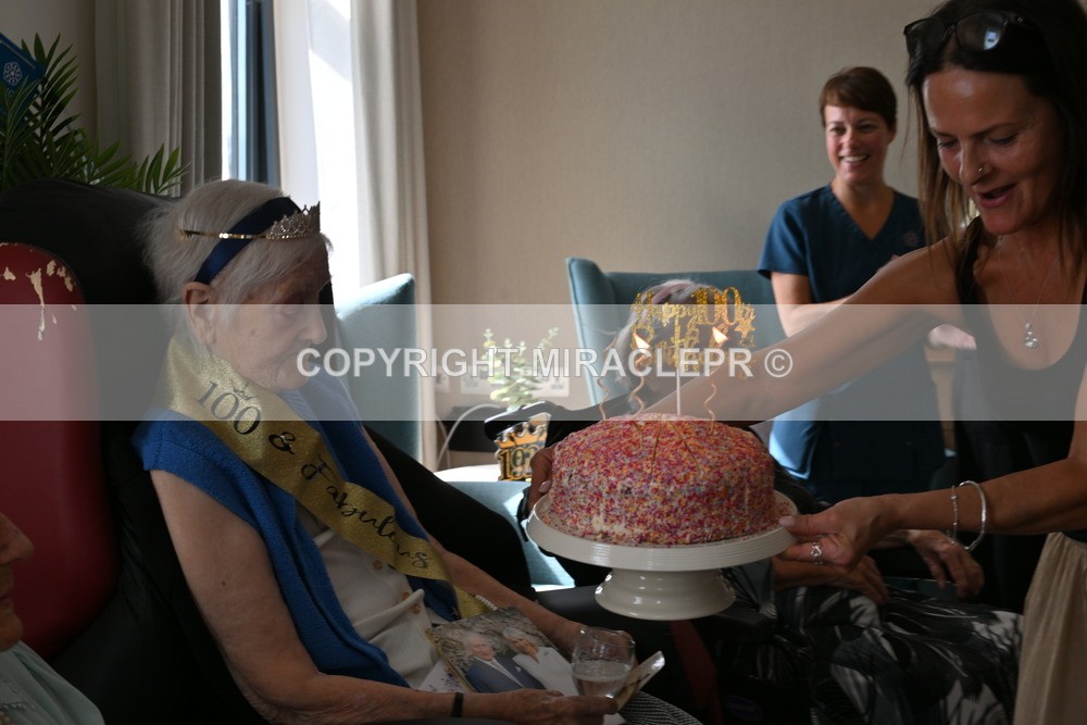 AM3_1262 - Iris and Betty.
