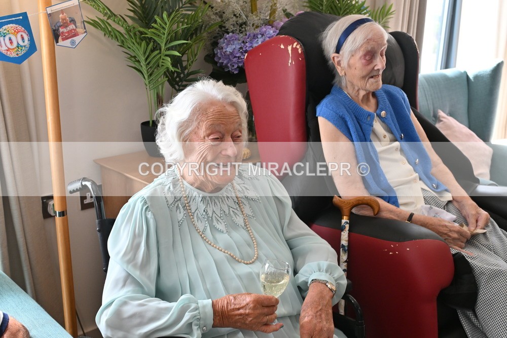 AM3_0729 - Iris and Betty.
