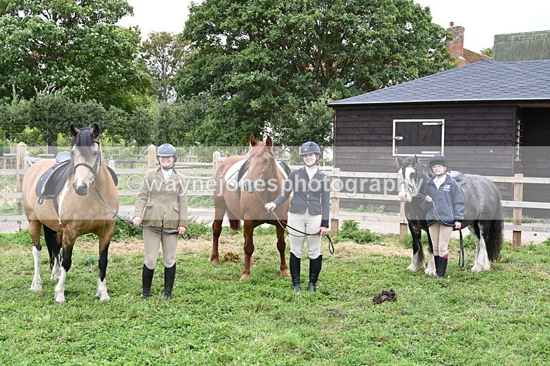 WJ6_2917 - Berks & Bucks - The Old farmhouse - Hound Exercise 20-08-25