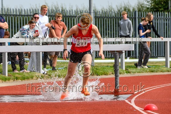 Age25SUN-929453 - Track Male