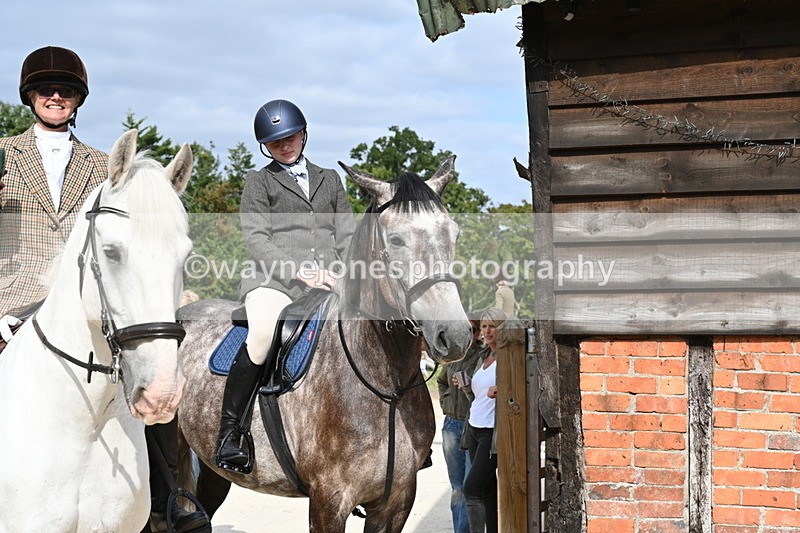 WJ6_3336 - Berks & Bucks - The Old farmhouse - Hound Exercise 20-08-25