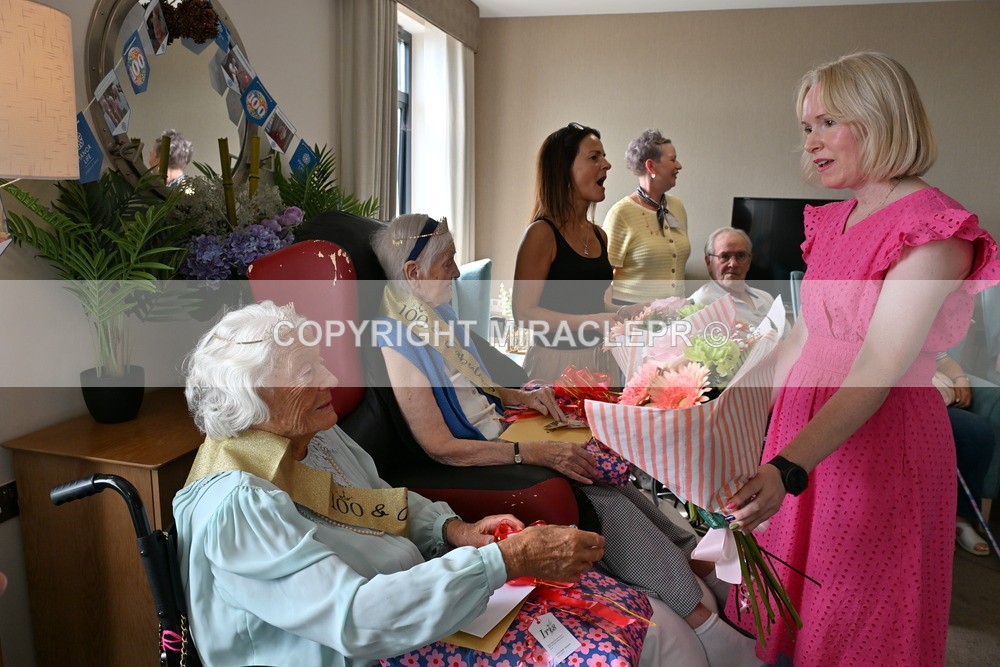 AM3_1357 - Iris and Betty.