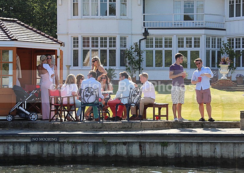 140703 HRR SPECTATORS WT7A0903 - HENLEY ROYAL REGATTA - THURSDAY 3RD July 2014
