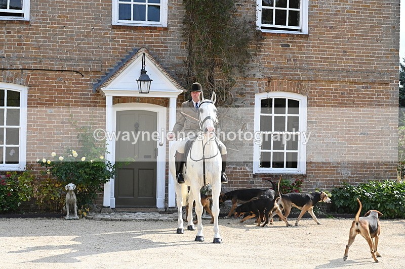 WJ6_3161 - Berks & Bucks - The Old farmhouse - Hound Exercise 20-08-25