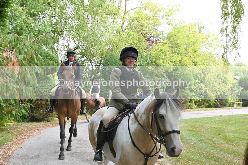 WJ6_4052 - Berks & Bucks - The Old farmhouse - Hound Exercise 20-08-25