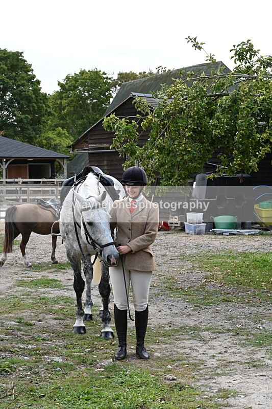 WJ6_3100 - Berks & Bucks - The Old farmhouse - Hound Exercise 20-08-25