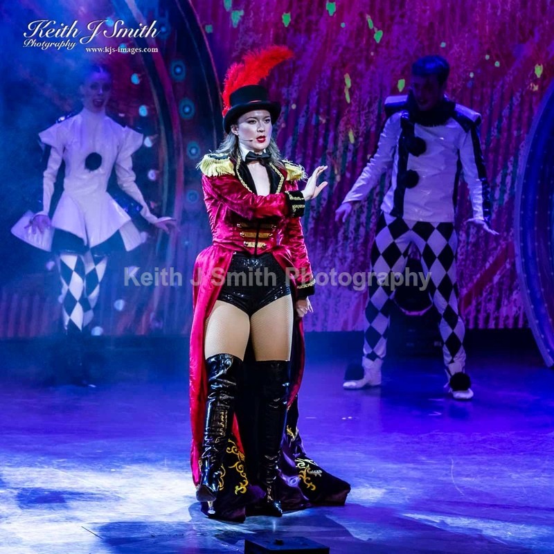 7KJS1354 - Ambition show team