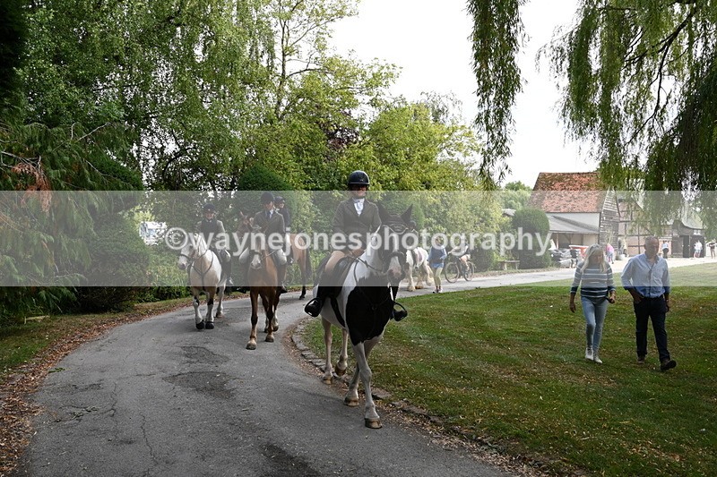 WJ6_4037 - Berks & Bucks - The Old farmhouse - Hound Exercise 20-08-25